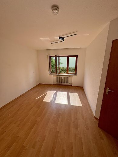 Helle 2.5 Zimmerwohnung in Gottmadingen mit Terrasse, provisionsfrei – großes Schlafzimmer 