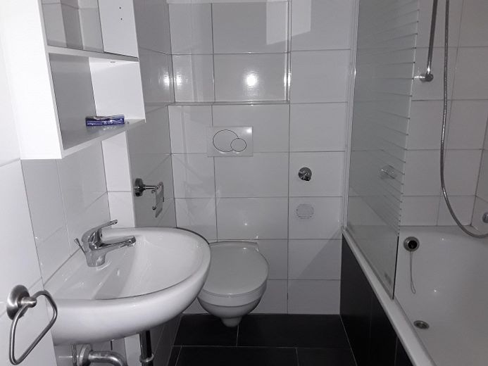 Schöne 2,5-Zimmer Wohnung, auch für eine 2-er WG – Bad