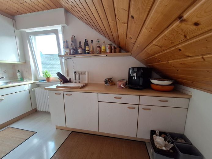Gemütliche Dachgeschosswohnung 4 Zimmer mit Einbauküche in ruhiger Wohngegend – Einbauküche