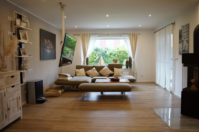 Ein Zuhause, das mehr kann. Stilvoll, großzügig und vielseitig. – Wohnzimmer/Wintergarten