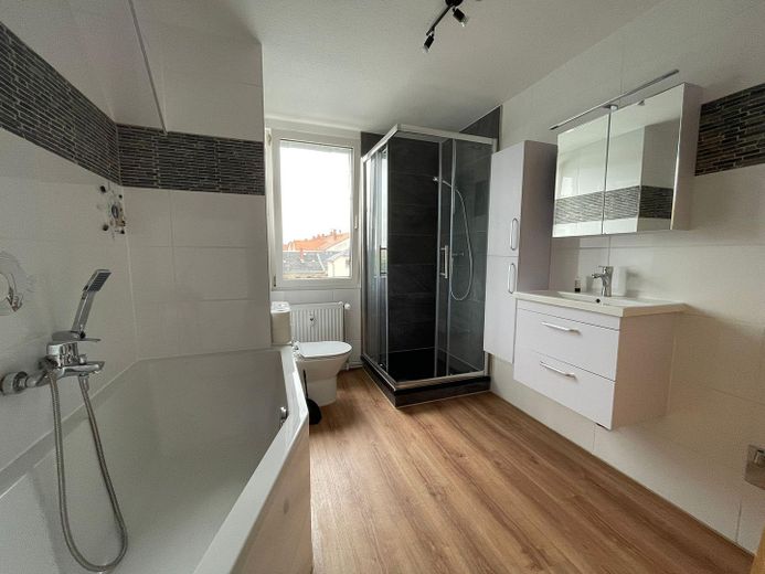 Bad mit Wanne und Dusche 