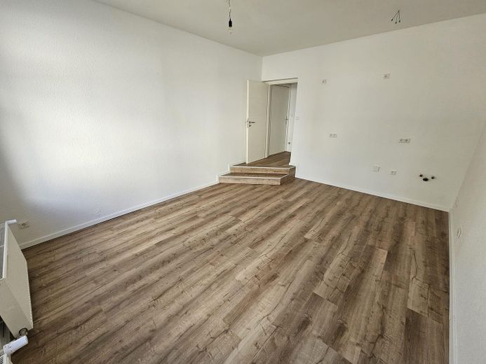 Stilvolle 2-Zimmer-Wohnung mit Regendusche, Badewanne & hochwertiger Ausstattung in Bernau – Wohnzimmer mit offener Küche