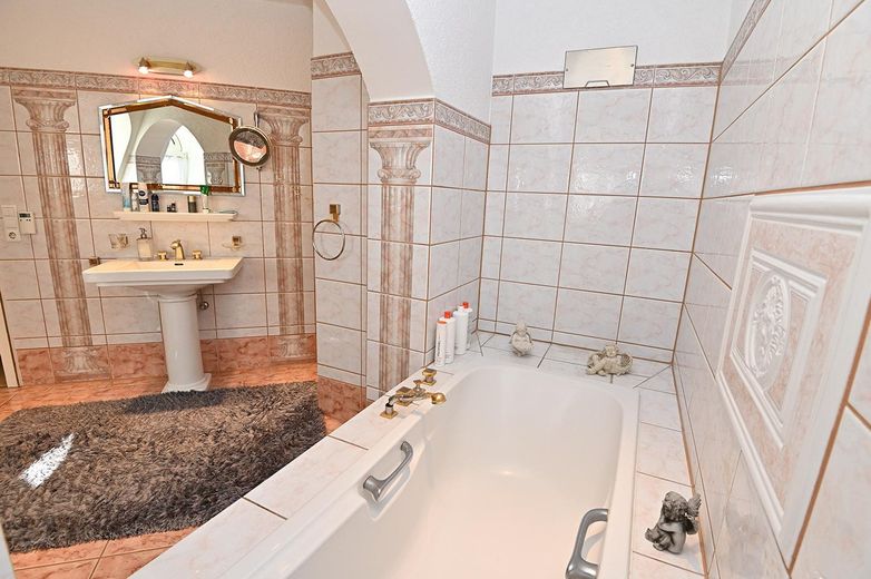 TOP-Villenanwesen in bester Lage von Alt-Oberneuland – Bad