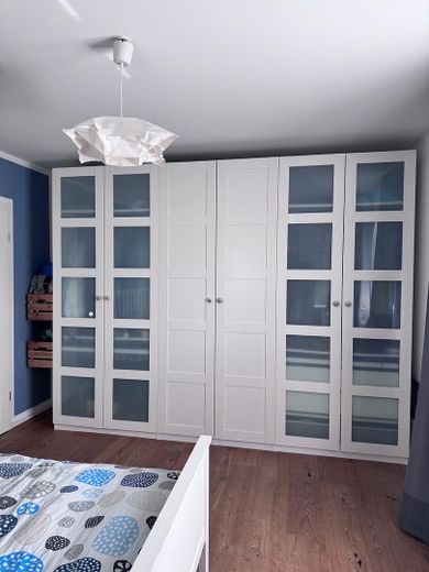 Einzigartige Gartenwohnung in München – Schlafzimmer - Schrank