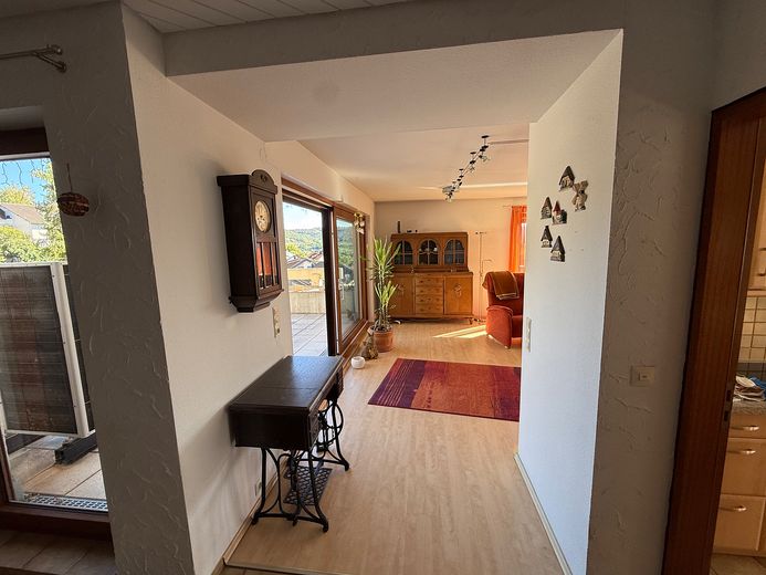 4 Zimmer mit Aussicht – Terrasse, Wärmepumpe, Garage und Stellplatz inklusive – Übergang Esszimmer/Wohnzimmer