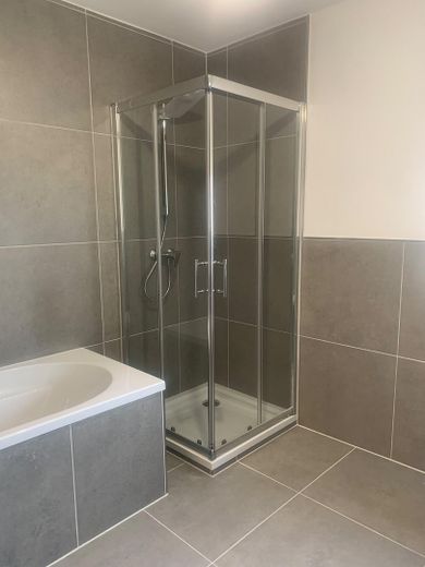 Balkonlu ve yeni ankastre mutfaklı, yeni yenilenmiş 4 odalı çatı katı dairesi – Badewanne und Dusche