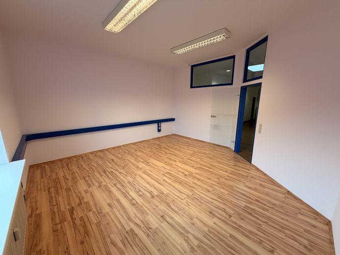 Flexible, helle Bürofläche nahe der Braunschweiger Innenstadt – Aufzug & Parkplätze – 11_Buero_mit_Glaswand