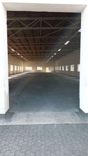 Gewerbehalle, Lagerhalle, Halle 760m² und Büro / Sozialräume 100m²  (O-H-S 34) – Halle sicht in das Tor