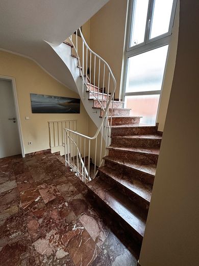 Einfamilienhaus mit Einliegerwohnung und viel Platz (Nutzfläche), 6 Zimmer, Bad Dürkheim – Treppe