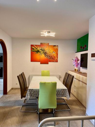 Modernisiertes Split-Level-Reihenhaus mit Garten, Kamin, PV-Anlage & Tesla Powerwall in Bernhausen – Esszimmer
