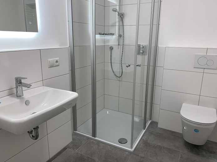 Modern 3-room apartment with 2 bathrooms and underground parking space – Badezimmer