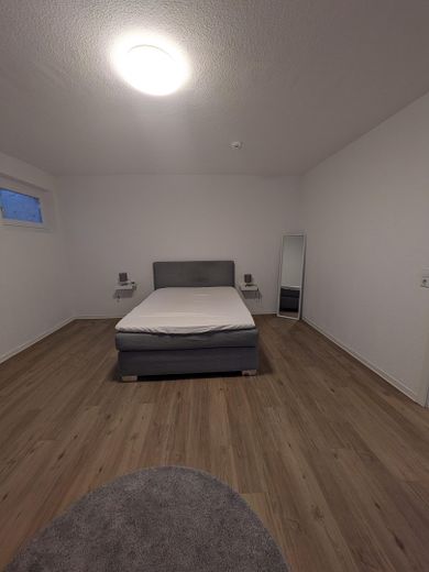 2-Zimmer-Terrassenwohnung – möbliert & sofort bezugsfertig – Schlafzimmer
