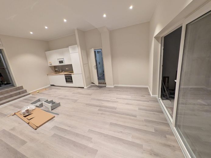Erstbezug! Neue 2,5-Zi Wohnung in Toplage von Rüdesheim mit Einbauküche & Terrasse – Wohnzimmer