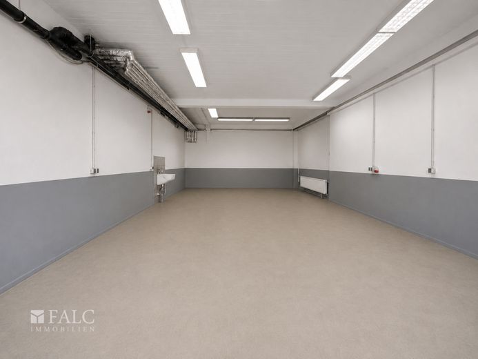 Multifunktionale Gewerbehalle mit Rolltorzufahrt und Lagerfläche - Ab sofort Verfügbar! – Gewerbefläche