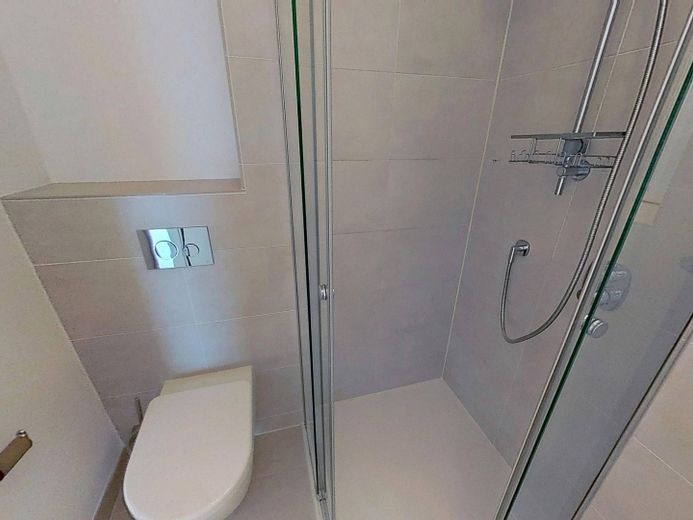 Exklusiver 2-Zimmer-Neubau mit 2 BALKONEN, EBK, Concierge-Service uvm. in den begehrten Heinrich-Heine-Gärten – Ansicht I: Bad II