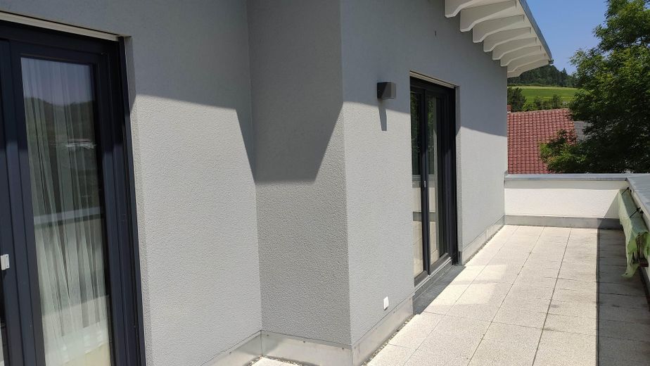 Appartamento attico condominiale accessibile senza barriere, 3,5 locali, con 2 posti auto TG affiancati – Ostterrasse