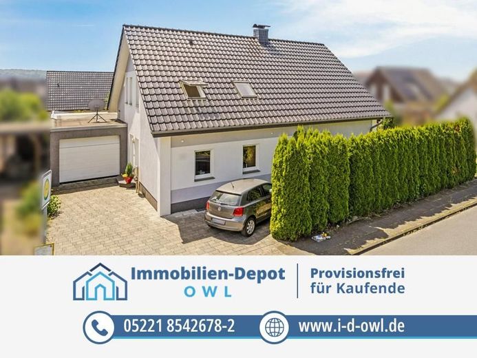 Wohnen mit Zukunft: Einfamilienhaus mit Wärmepumpe, Kamin und Effizienzklasse A+ – Außenansicht Straßenseite (mit Logo)