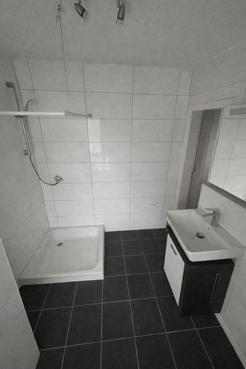 Wohnen am Park! Ruhige und helle 3 Zimmer-Wohnung im 3. OG. – Bad