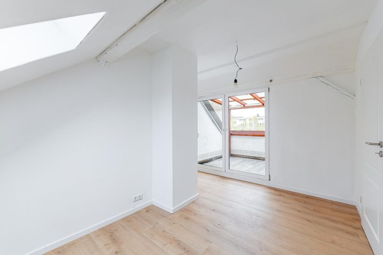 Wunderschöne 3 Zi Dachgeschoss Wohnung mit Balkon und Küche – Wohnen 1