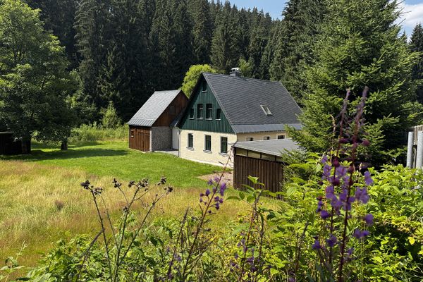 Antigua casa forestal en la cresta de los Montes Metálicos