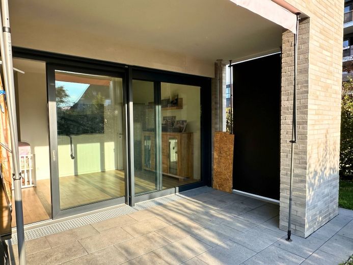 ** Hochwertige 3-Zi.-Erdgeschosswohnung mit EBK, 2 Tageslichtbädern, Terrasse und Gartenanteil ** – Terrasse (virtuell entmöblier…