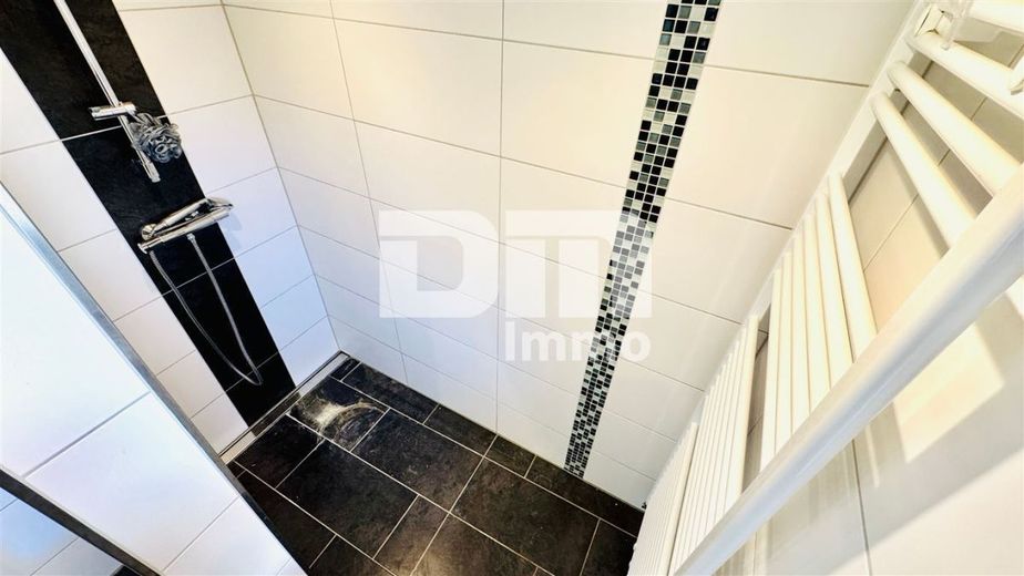 Teilsaniertes  EFH in zentraler Lage mit 2 Garagen – OG Badezimmer / Dusche ebenerdig