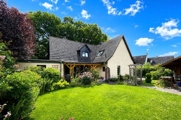 Ein Zuhause voller Wohnglück, Qualität und Lebensfreude! Traumhaftes 
Einfamilienhaus mit Garten, Garage und Wohlfühlambiente