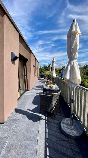 Bestens ausgestattete Maisonette-Wohnung (ca. 185 m², mit Einbauküche) in ruhiger Citylage von Bühl! – Dachterrasse / 2. OG