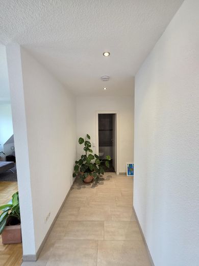 Nicht alltägliche 2,5 Raum Komfortwhg. großer Sonnenbalkon, Bad: Wanne + Dusche, Echtholzparkett – Eingangsflur zum Bad