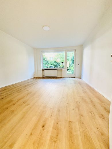 Wohnen wie im eigenen Haus – renovierte 3 -Zimmer Wohnung mit großer Terrasse & Garten – Helles Wohnzimmer