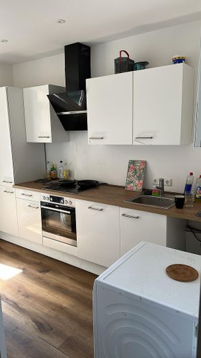 Bett in möbliertem WG-Zimmer in renovierter 4er-WG mit Balkon in Lichtenhof! – Küche