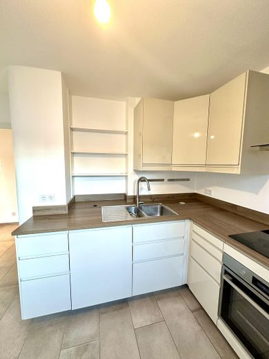 Hochwertig sanierte 4-Zimmer-Maisonette | 110 m² | 2 Bäder | Balkon | ruhige Lage an den Mainwiesen – Küche OG