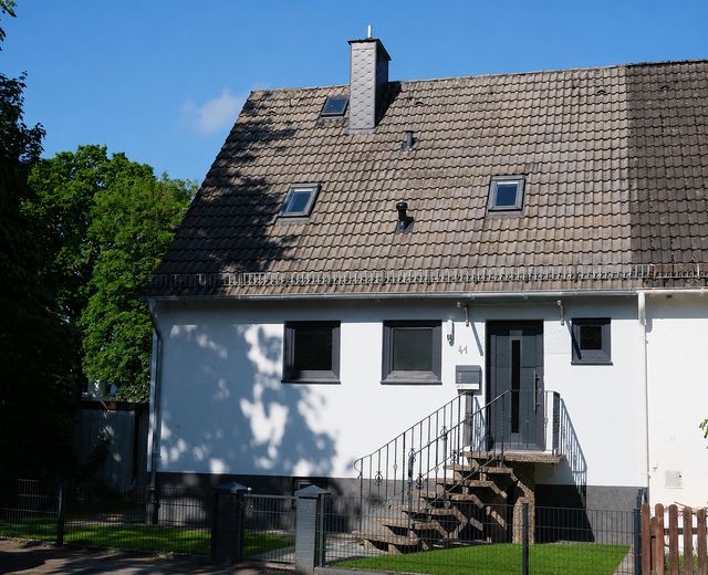 Erstbezug nach Kernsanierung – Reihenendhaus mit großem Garten und Garage in Bremen-Alt-Osterholz – Haus vorne