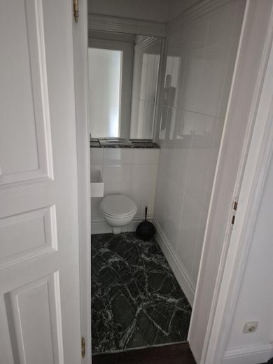Licht, ruim ingedeeld appartement in een monumentaal pand in München – Gäste WC
