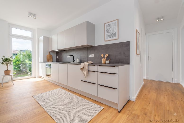 Kernsanierter 2-Zimmer-Altbau in Berlin-Köpenick: Erstbezug mit Wohnküche, Tageslichtbad und Balkon – Wohnküche - KI Visualisierung