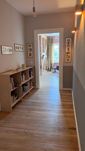 Penthouse-Traum mit Weitblick - Stillvolles Wohnen auf Rügen – Flur Richtung Schlafen