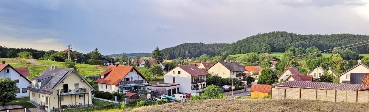 Słoneczne mieszkanie 4-pokojowe z kuchnią, łazienką i WC, balkonem od południa, garażem indywidualnym oraz ogrodem o powierzchni 250 m² w Siegertshofen Fischach – Panorama