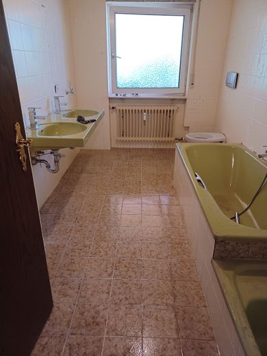 Przestronne, świeżo wyremontowane mieszkanie 3,5-pokojowe o powierzchni 115 m², z dużym balkonem, garażem i miejscem parkingowym – Bad vor Renovierung