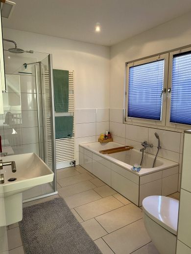 ZONDER COURTAGE: Moderne eengezinswoning met terras op het zuiden, carport en centrale, rustige ligging – Bad en Suite