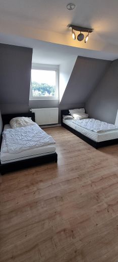 Sehr schöne teilmöblierte 4 Zimmer 103 qm DG Maisonette Wohnung mit EBK, Balkon usw. – 2 Schlafzimmer