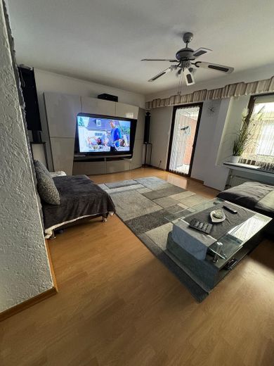 Gepflegtes Reihenmittelhaus mit Wintergarten, Sauna und schönem Garten in ruhiger Wohnlage – Wohnzimmer