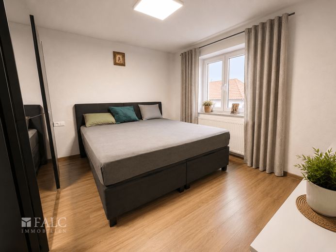 Sanierte Doppelhaushälfte mit 3 Wohneinheiten in Ludwigsburg – Schlafzimmer OG