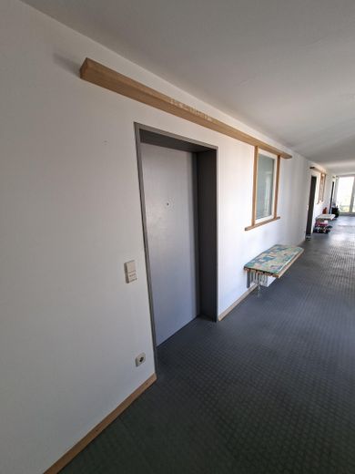 ¡Encantador apartamento pequeño en vivienda tutelada: sin comisión y listo para ocupar! – Wohnungseingang