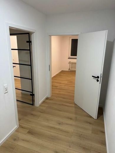 Pärchenwohnung, kl. Familie oder Altersruhesitz - aber auch Kapitalanlage/RENDITE zur Altersvorsorge – 6 Flur Blick in Richtung Küche und links WoZi mit Glastür