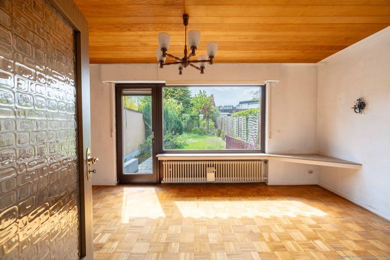 Freistehendes Familienhaus am Landschaftsschutzgebiet - Ruhe, Natur &amp; Potenzial – Wohnzimmer