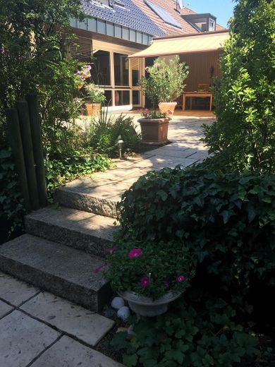 Ekskluzywny dom szeregowy skrajny w stylu bungalow z antresolą, basenem i wymarzonym ogrodem – Terrasse Bild 2