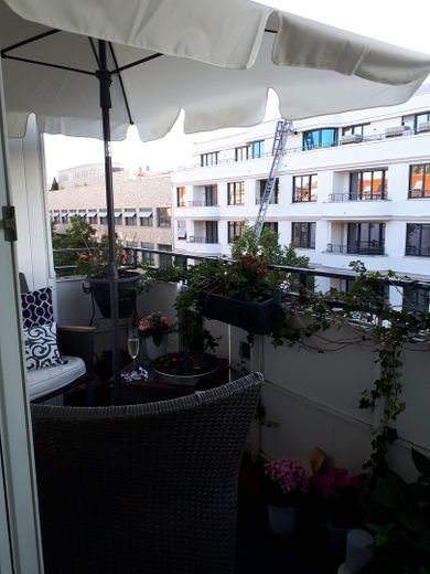 Exklusive, modernisierte und möblierte 2,5-Zimmer DG-Wohnung und Tiefgarage. – Foto 20