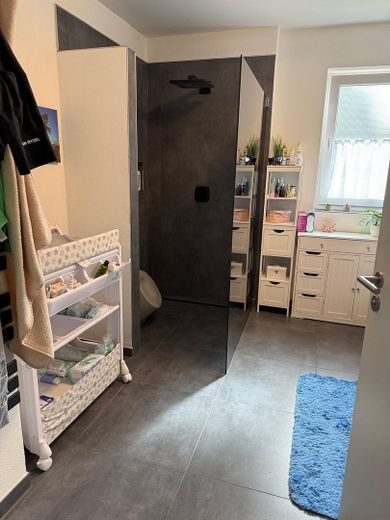 Moderne 3-Zimmer-Gartenwohnung mit hochwertiger Einbauküche – Bad
