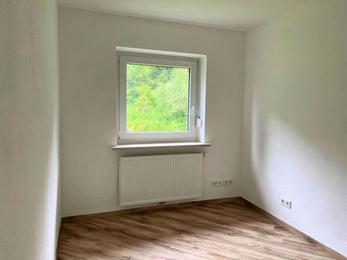 EINZIEHEN UND SPAREN: Große 3-Zimmer-Wohnung mit großem BALKON und EBK im staatlich anerkannten Naturerholungsort Lechbruck am See – Ansicht I: Schlafzimmer II
