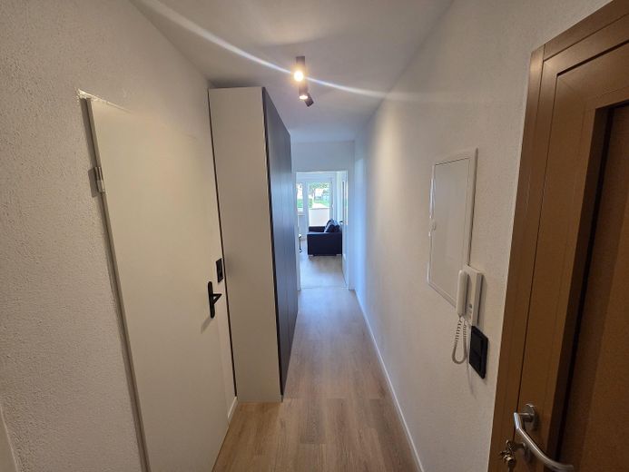 Flur mit Kleiderschrank 2,36m 